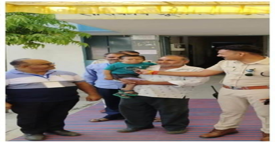 मध्य प्रदेश के चुनाव में दिखे कई रंग, गोदी में पहुंचे मतदाता