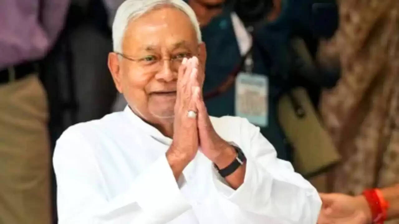 बिहार में नीतीश कुमार ने 10वीं बार मुख्यमंत्री पद की शपथ ली