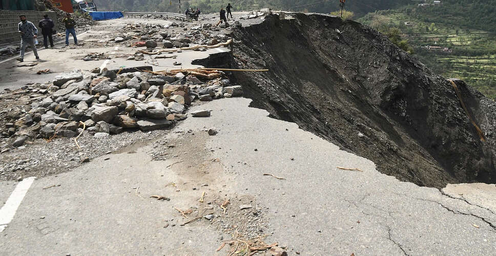 जम्मू-कश्मीर में भूस्खलन से एसडीएम और उनके बेटे की दुखद मौत