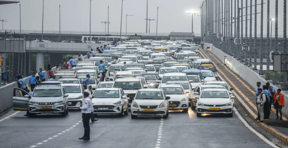 दिल्ली में बारिश के कारण हवाई अड्डे तक पहुँचने में देरी से बचने के लिए मेट्रो का उपयोग करें