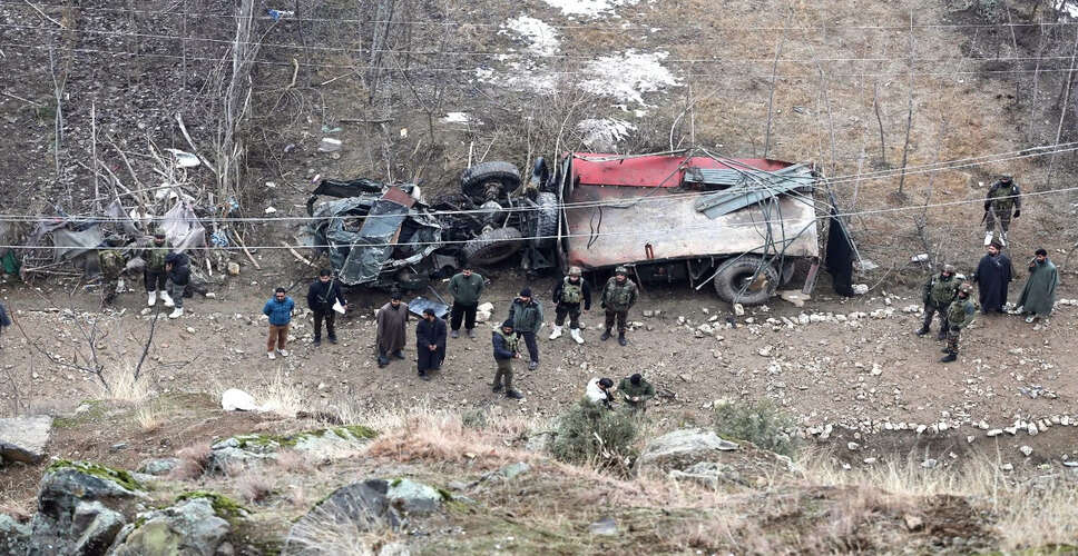 बिजनौर में बस दुर्घटना: 24 यात्री घायल