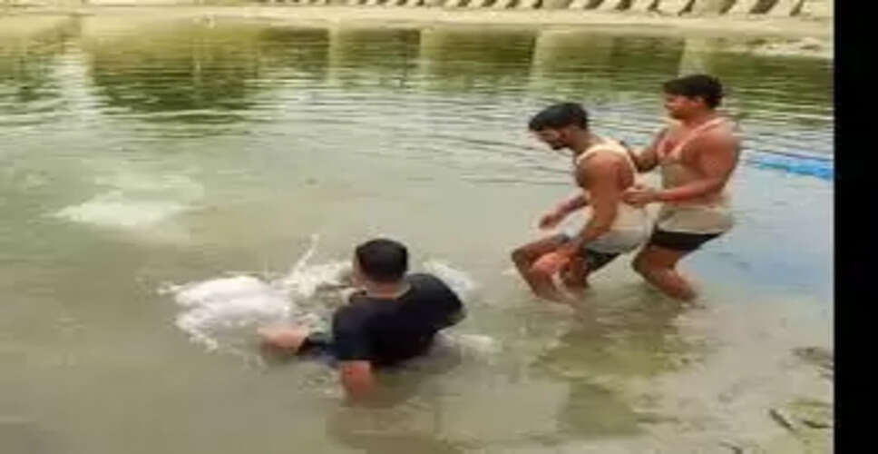 बाराबंकी में मगरमच्छ के हमले का वीडियो हुआ वायरल, ग्रामीणों में दहशत