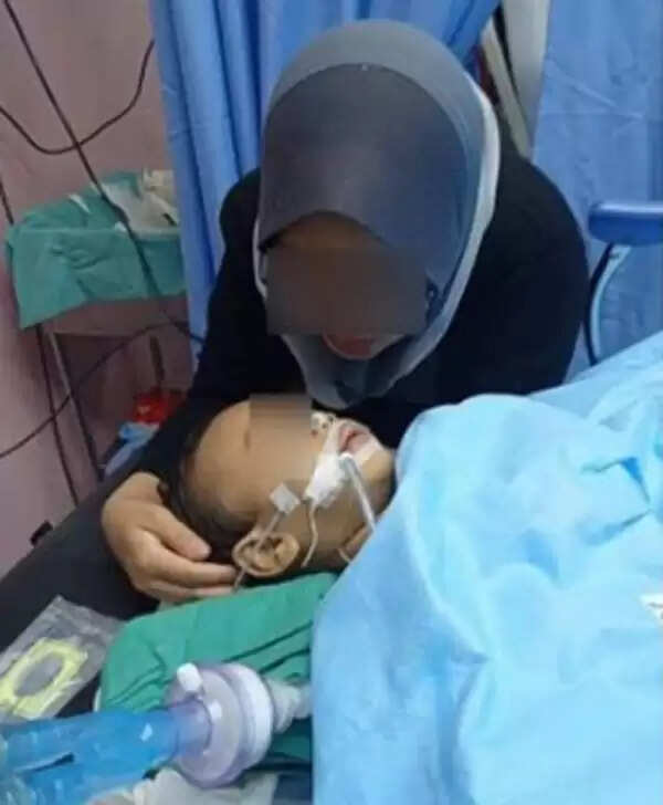 बाढ़ के पानी में खेलना: बच्चे की जान पर बन आई मुसीबत