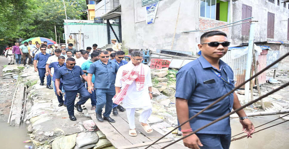 ब्रह्मपुत्र के कटाव से प्रभावित कोकरडांगा का दौरा करते मंत्री