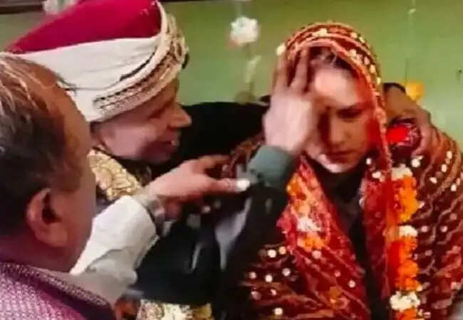 कानपुर में रिटायर्ड कर्मी की दुल्हन ने शादी के बाद किया लाखों का गबन