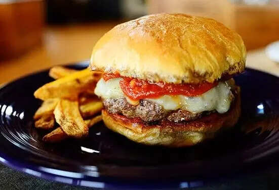 11वीं की छात्रा की फास्टफूड के कारण हुई दुखद मौत