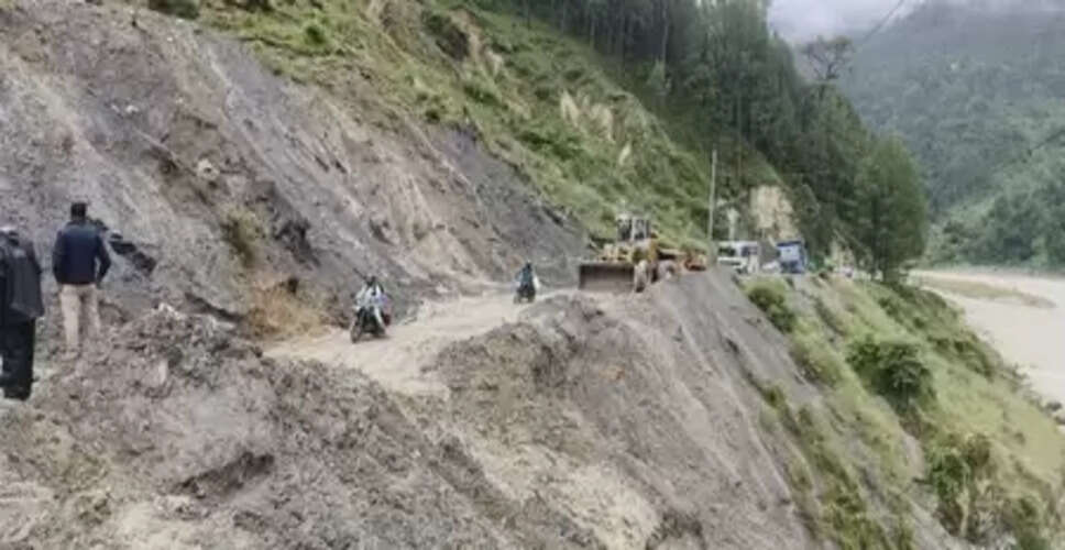 नेताला के पास भूस्खलन से उत्तरकाशी-गंगनानी मार्ग अवरुद्ध, घंटों यातायात बाधित