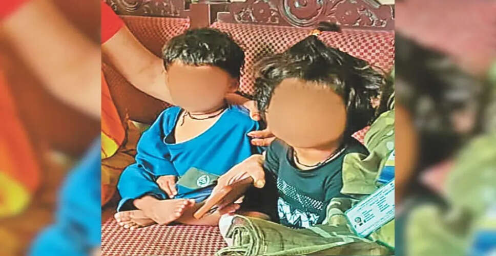 गांधीनगर में शिशु गृह में मां की तलाश में दो छोटे बच्चे