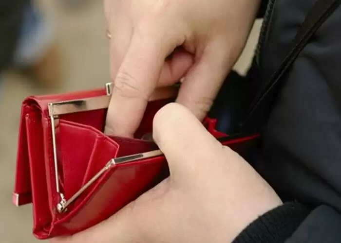 पर्स में पैसे रखने के वास्तु टिप्स: जानें क्या करें और क्या न करें