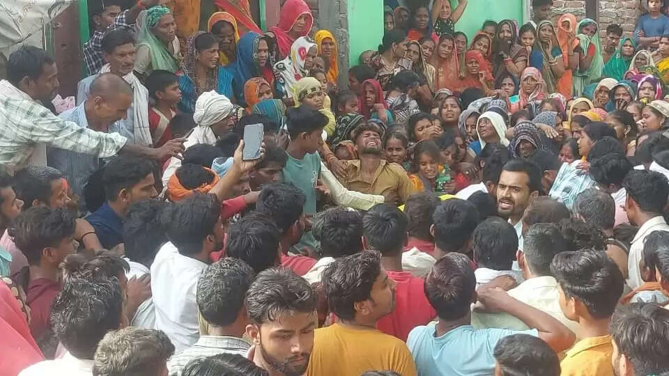 हरदोई में शादी की बरात में कार पलटी, छह लोगों की हुई मौत
