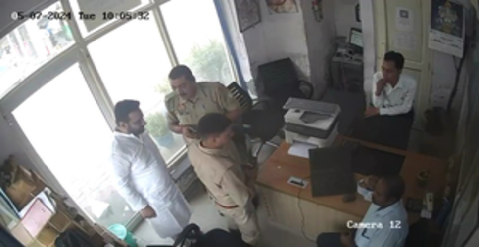आप विधायक अमानतुल्लाह के दिल्ली से बाहर होने के मिल रहे सुराग, पुलिस को टीमें दे रही हैं दबिश