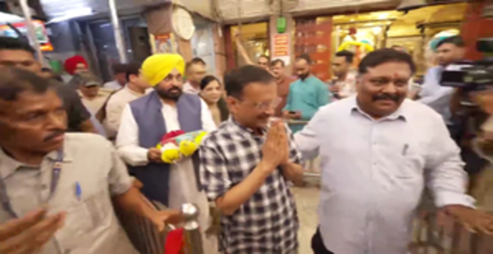 केजरीवाल ने पत्नी और पंजाब सीएम के साथ हनुमान मंदिर में की पूजा अर्चना