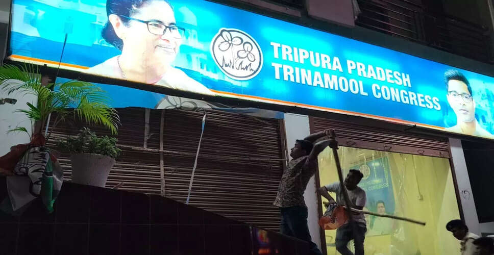 त्रिपुरा में टीएमसी कार्यालय पर हमले के खिलाफ एकजुटता दिखाने पहुंची टीएमसी टीम
