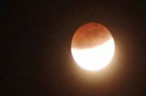 चंद्र ग्रहण के दौरान करें ये खास उपाय और बचें इन कार्यों से