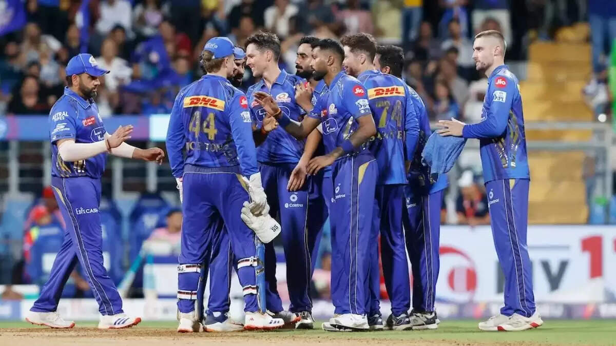 मुंबई इंडियंस से बाहर हो सकते हैं ये 8 खिलाड़ी, अर्जुन तेंदुलकर और रोहित शर्मा भी शामिल