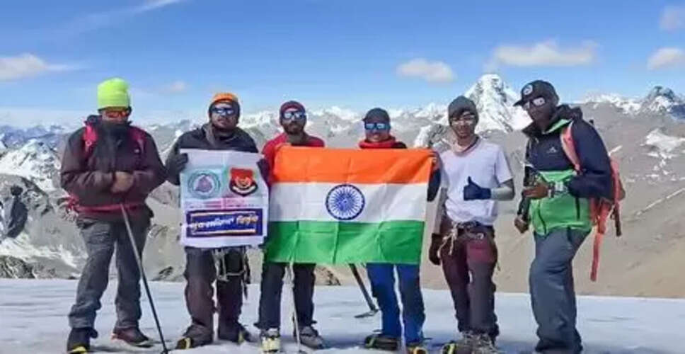 पंजाब पुलिस के अधिकारी ने शिंकुन ईस्ट पीक पर तिरंगा फहराया
