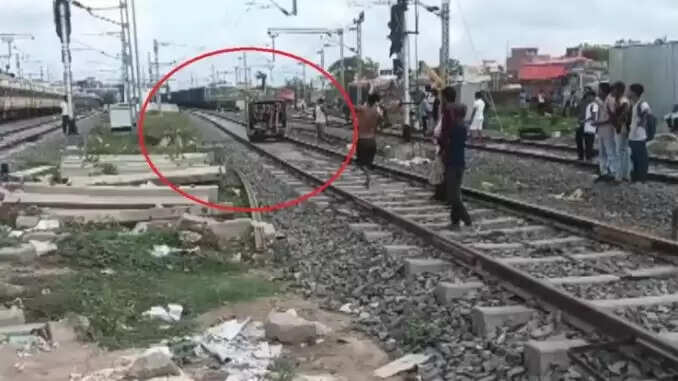 बिहार में ट्रेन और ऑटो के बीच बड़ा हादसा टला, चालक गिरफ्तार