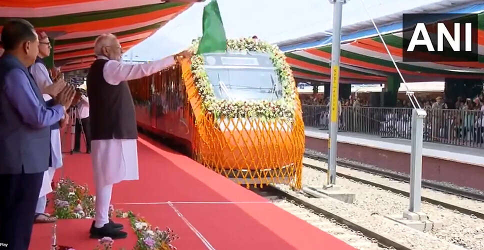 प्रधानमंत्री मोदी ने वंदे भारत एक्सप्रेस को हरी झंडी दिखाकर कश्मीर को जोड़ा