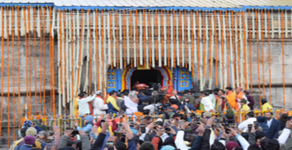 ग्यारहवें ज्योर्तिलिंग केदारनाथ धाम के कपाट खुले, हेलीकॉप्टर से हुई पुष्पवर्षा