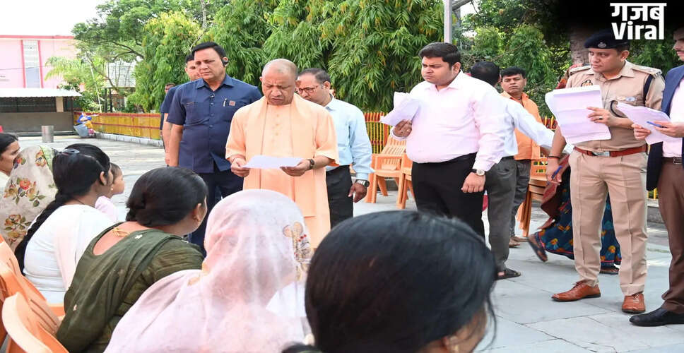 मुख्यमंत्री योगी आदित्यनाथ ने गोरखपुर में जनता दर्शन में सुनीं लोगों की समस्याएं