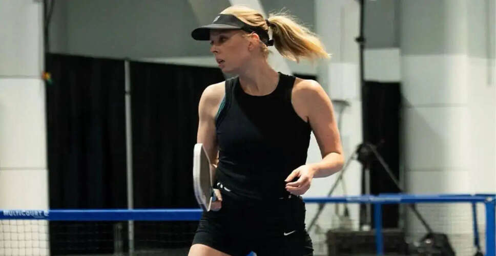 पिकलबॉल में बैकहैंड वॉली की तकनीक को समझें