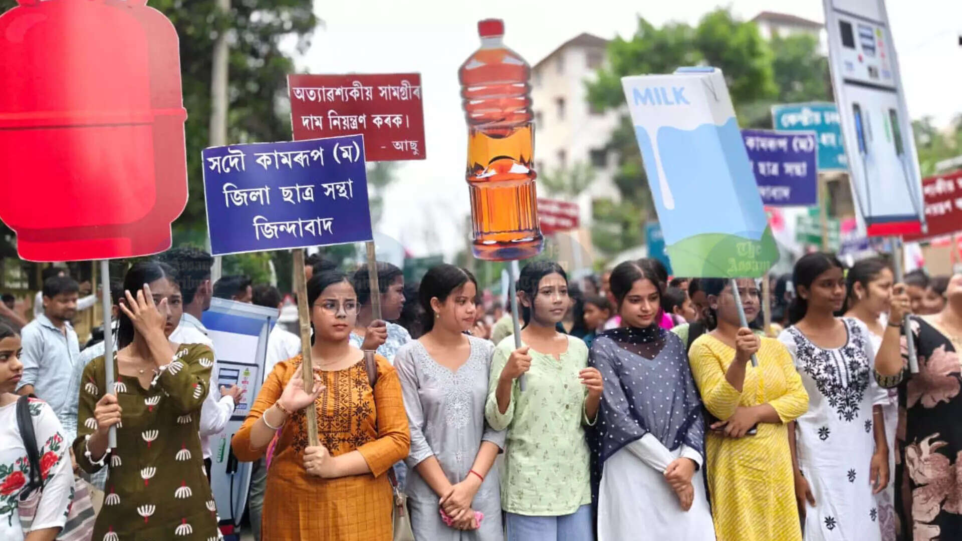 असम में महंगाई के खिलाफ छात्रों का प्रदर्शन