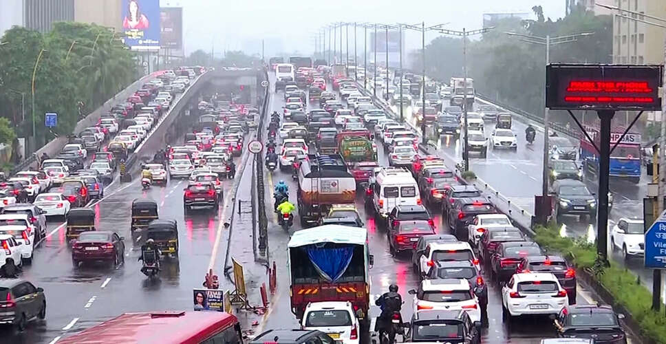 मुंबई में भारी बारिश से जनजीवन प्रभावित, IMD ने जारी किया येलो अलर्ट