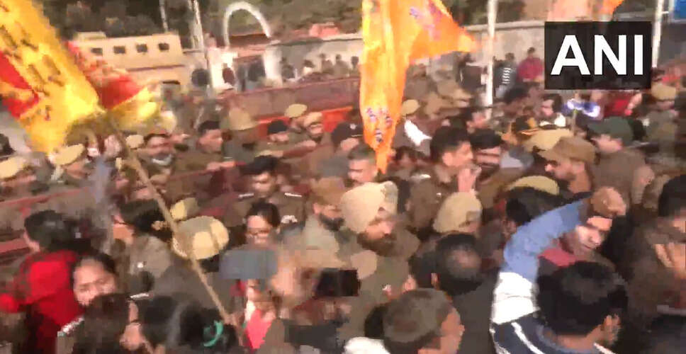 जम्मू में वैष्णो देवी मेडिकल कॉलेज के खिलाफ प्रदर्शन