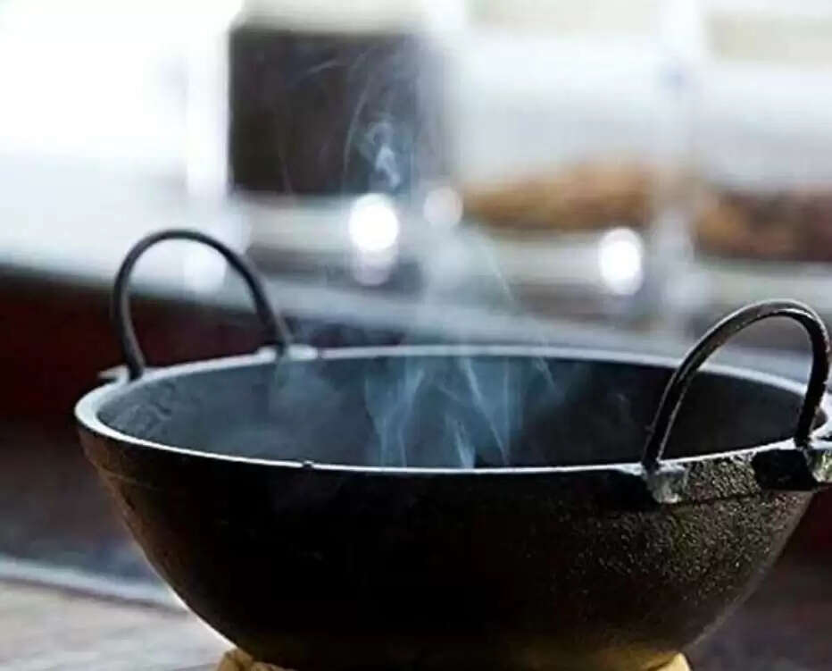 लोहे की कढ़ाही में क्या न पकाएं: जानें नुकसानदायक खाद्य पदार्थ