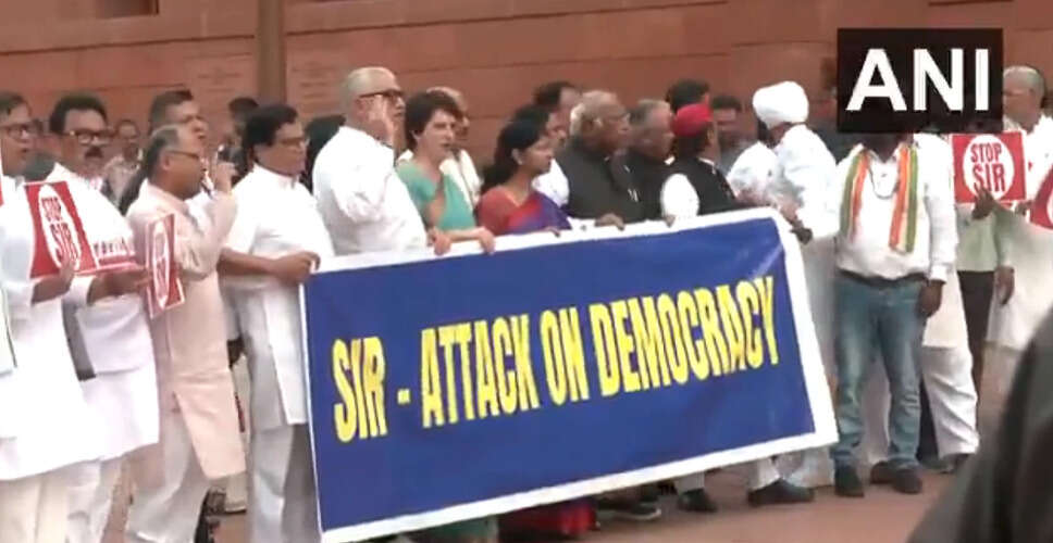 संसद के बाहर विपक्ष का प्रदर्शन, मतदाता सूची पुनरीक्षण पर उठे सवाल