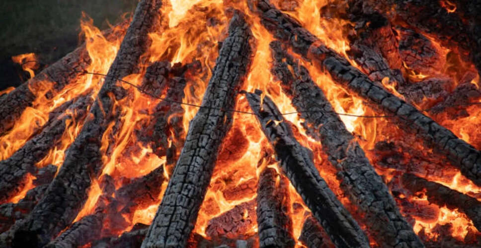 होलिका दहन 2026: चंद्र ग्रहण के दौरान जानें महत्वपूर्ण बातें