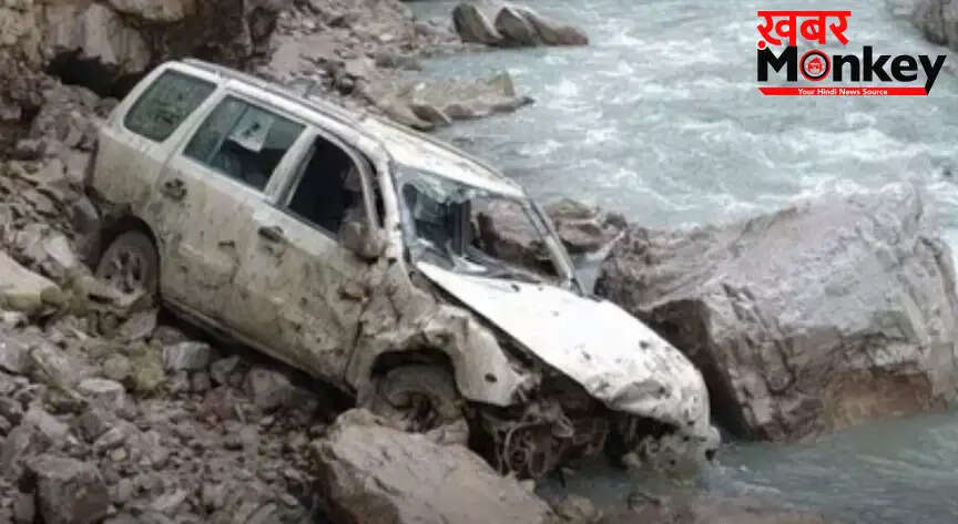 हिमाचल प्रदेश में पर्यटकों की कार गहरी खाई में गिरी, आठ की मौत की आशंका