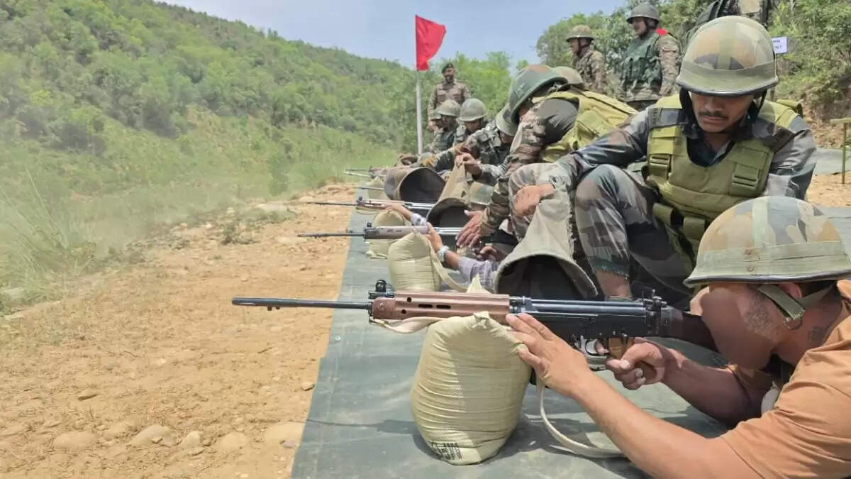 भारतीय सेना की टाइगर डिवीजन ने जम्मू में 100 गांव रक्षा गार्डों का प्रशिक्षण किया