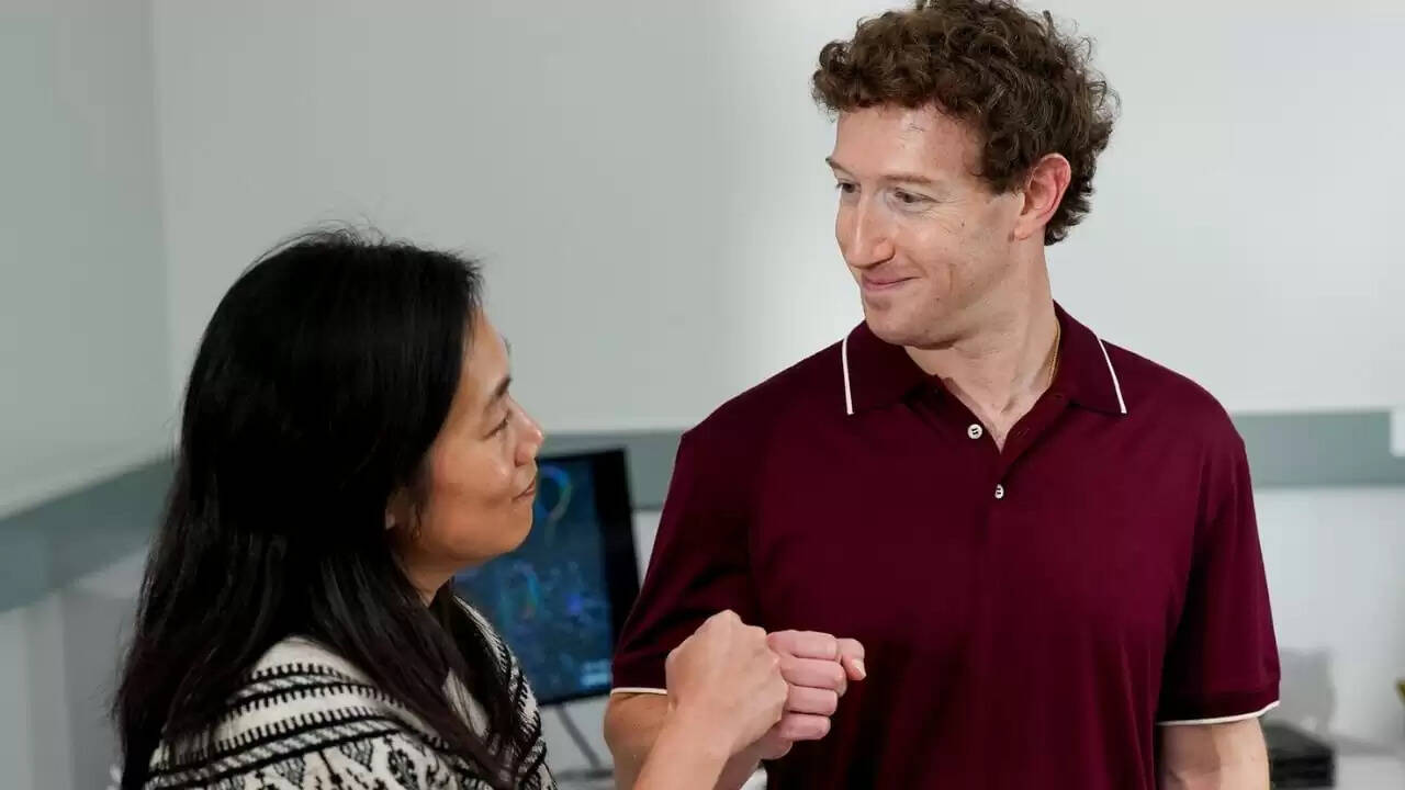 मार्क जुकरबर्ग पर बिना अनुमति स्कूल चलाने का आरोप