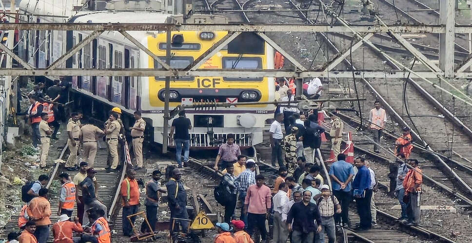 ठाणे में लोकल ट्रेन से गिरने से चार की मौत, सुरक्षा पर उठे सवाल