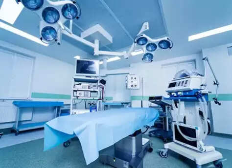 ऑपरेशन थिएटर की ठंड का रहस्य: मरीज की सुरक्षा और सर्जरी की सफलता