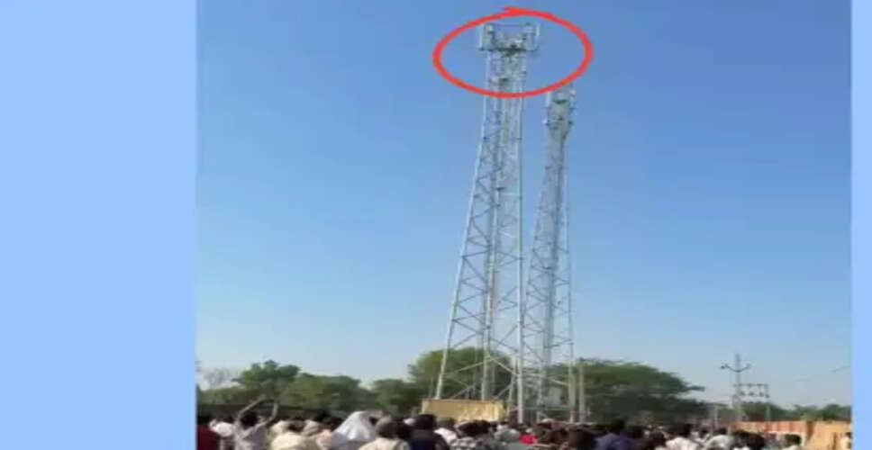 भरतपुर में प्रेम प्रसंग के चलते युवती ने मोबाइल टावर पर चढ़ाई