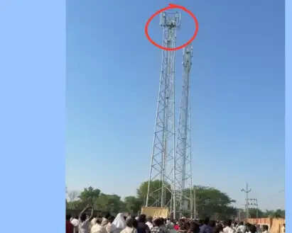 भरतपुर में प्रेम प्रसंग के चलते युवती ने मोबाइल टावर पर चढ़ाई