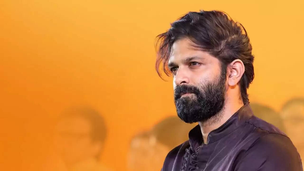 अमित ठाकरे ने शिवाजी महाराज की प्रतिमा का अनावरण किया, विवाद बढ़ा