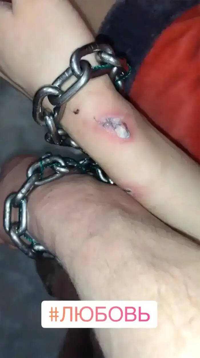 यूक्रेन में कपल का अनोखा शौक, हथकड़ी ने बना दी मुसीबत