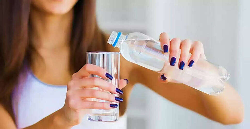 सुबह गर्म पानी पीने के फायदे: लिवर की सफाई का सच