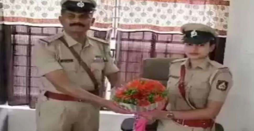 कर्नाटक में पिता की रिटायरमेंट पर बेटी ने संभाली जिम्मेदारी