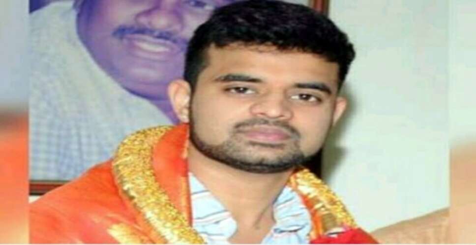 कर्नाटक : पूर्व प्रधानमंत्री देवेगौड़ा के पोते ने हासन सीट से एनडीए उम्मीदवार के तौर पर भरा नामांकन