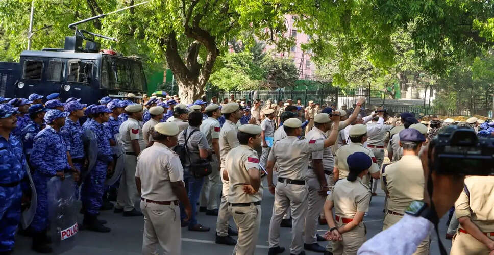 दिल्ली में कॉकरोच जनता पार्टी का अनोखा विरोध प्रदर्शन