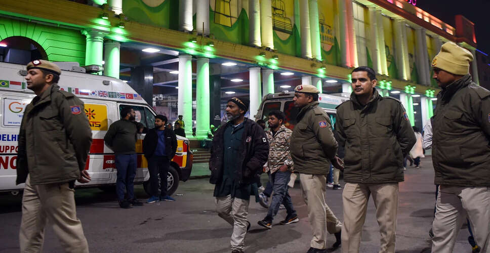 दिल्ली पुलिस ने त्योहारी सीजन में सुरक्षा बढ़ाने के लिए गश्त की
