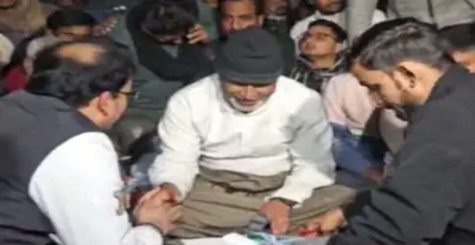 आमरण अनशन पर बैठे प्रशांत किशोर को डॉक्टर ने चेताया, कुछ नहीं खाया तो बिगड़ सकती है स्थिति