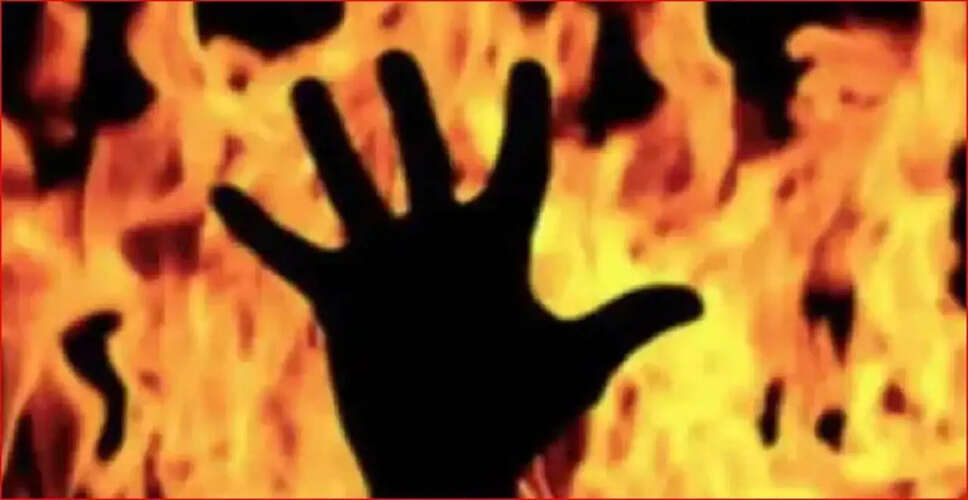 आगरा में प्रेम विवाद के चलते युवक को जिंदा जलाने का मामला, परिजनों का प्रदर्शन