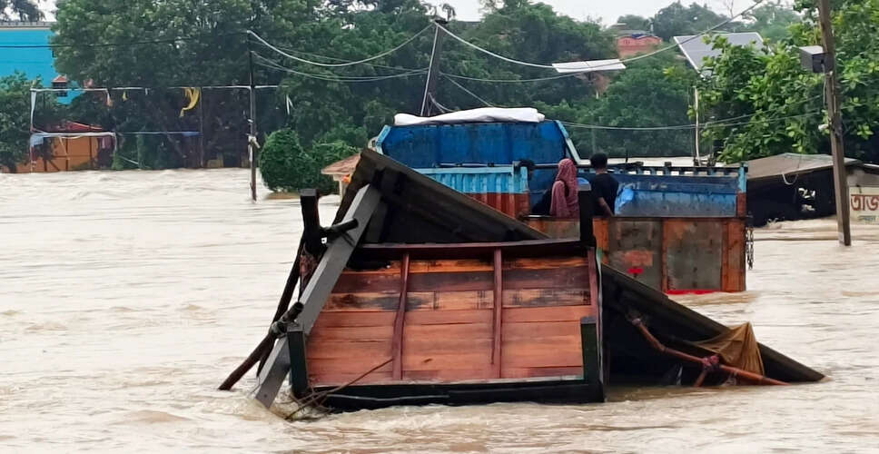 कोलकाता में मूसलधार बारिश से जलभराव, मौसम विभाग ने दी चेतावनी