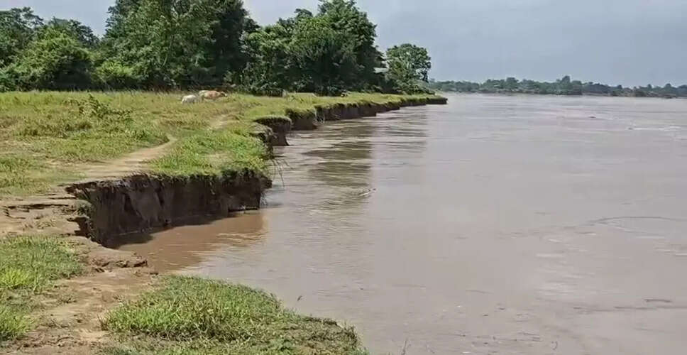 डिब्रूगढ़ में बाढ़ और भूमि कटाव से जूझते ग्रामीण