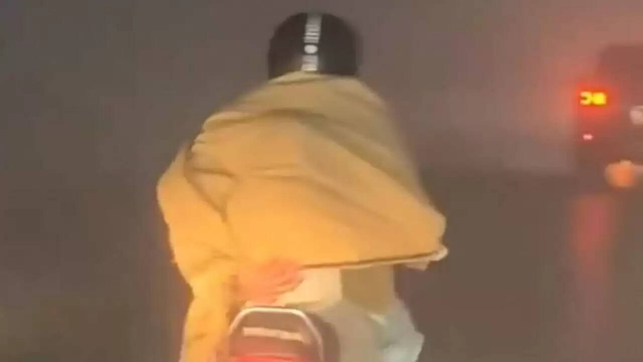 पिता का प्यार: ठंड में बच्चे की सुरक्षा के लिए किया अद्भुत काम